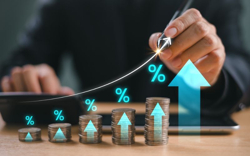 Hình ảnh chuyên gia đưa ra lời khuyên về cá cược trực tuyến, nhấn mạnh chiến lược và an toàn.